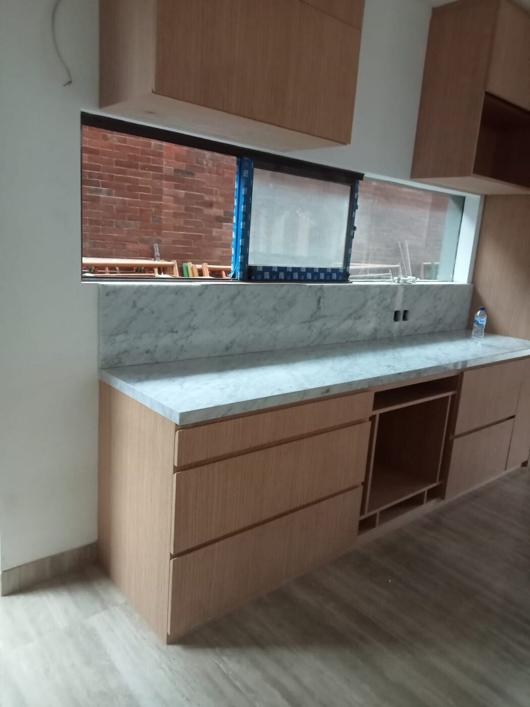 Kitchen set dengan meja dan backsplash marmer putih