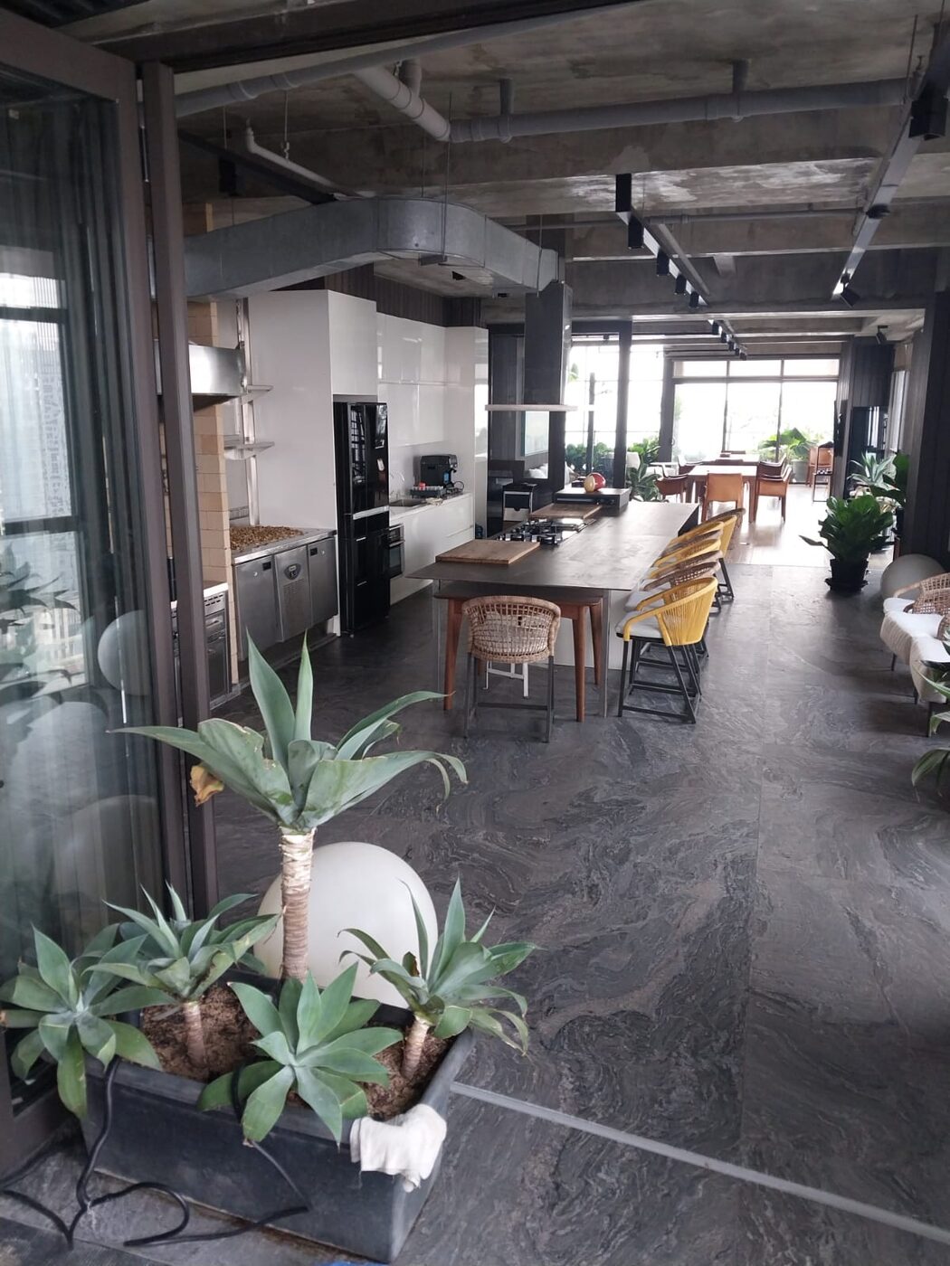 Dapur dan ruang makan bergaya industrial