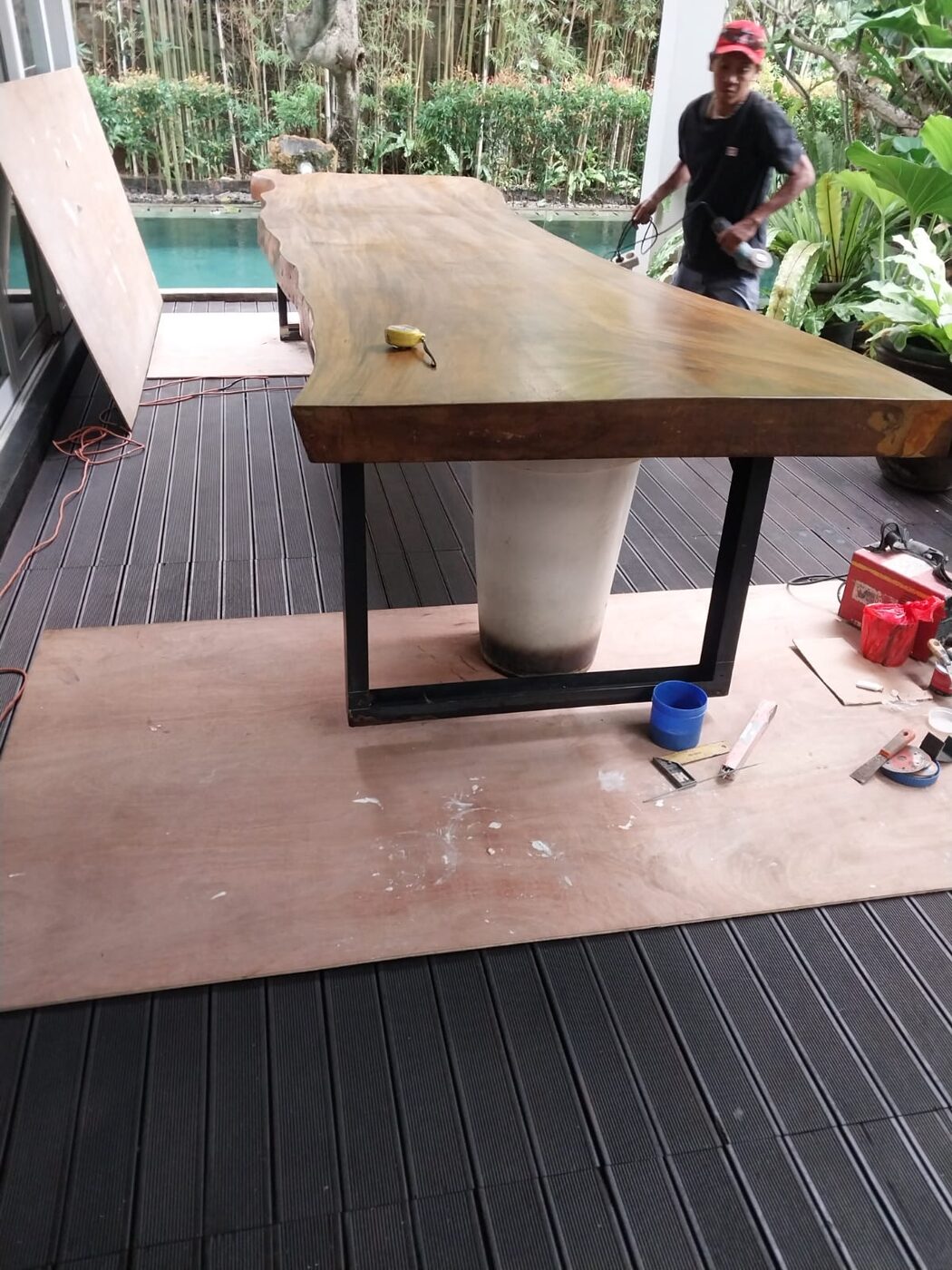 Pemasangan meja kayu solid dengan kaki besi