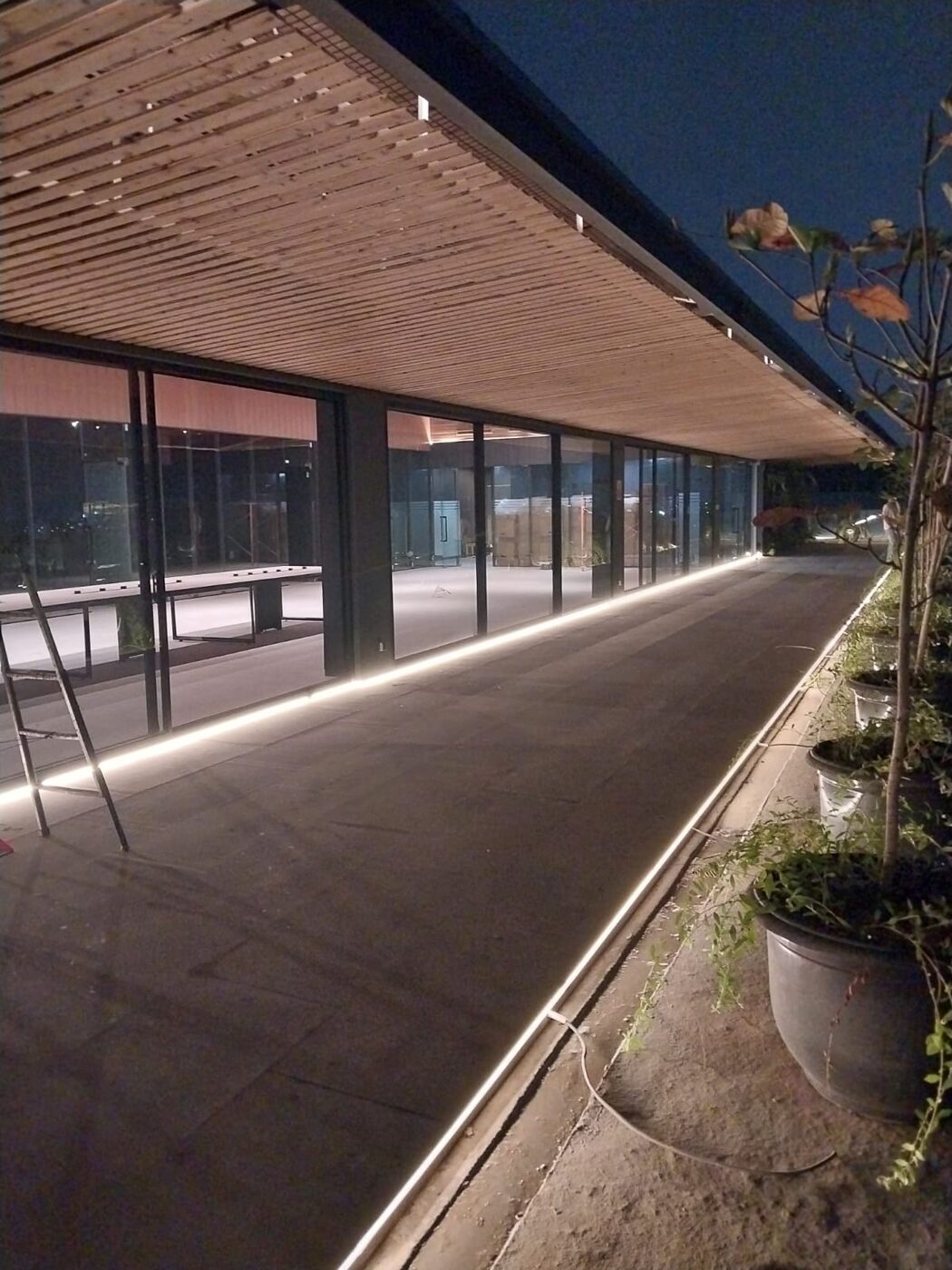 Lampu LED strip di sepanjang lantai rooftop