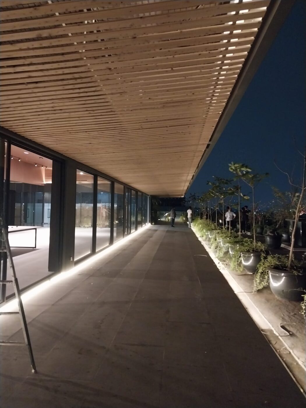 Area rooftop kantor dengan plafon kisi-kisi kayu